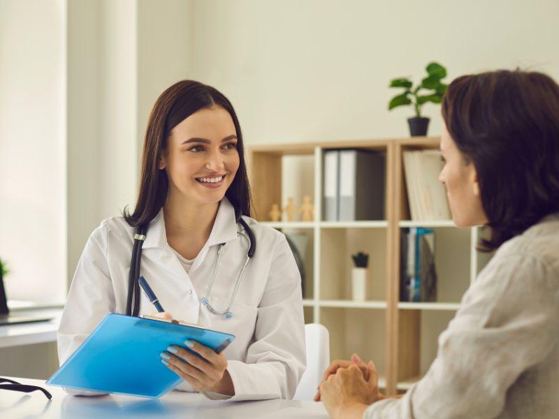 femme qui travaille dans le domaine de la santé